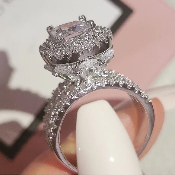 Sterling silver luxury engagement ring - Picture 4 of 6